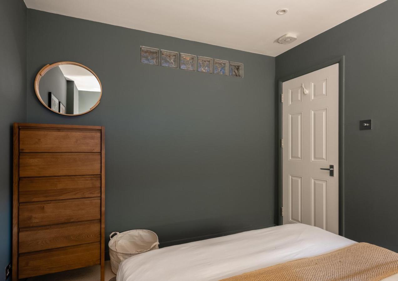 The Heart Of Shepherds Bush - Modern 2Bdr Apartment With Garden Лондон Экстерьер фото